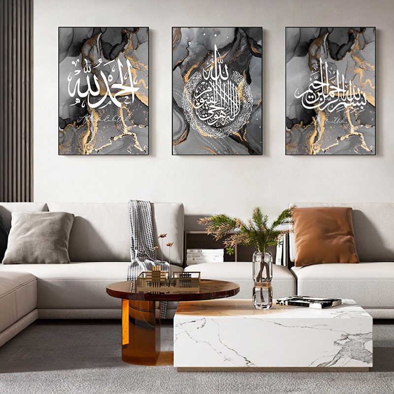 Drei beeindruckende islamische Kalligraphie Poster von justgoodmood, die in einem Wohlfühl-Wohnzimmer glänzen.