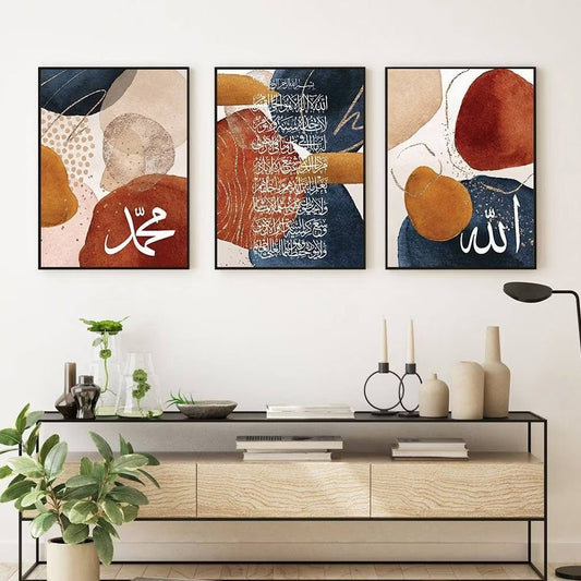 Wunderschönes Poster Islamische Kalligraphie Abstrakte Formen Gold von justgoodmood, präsentiert in einem modernen Wohnzimmer-Setup mit kreativen Formen und Farben.