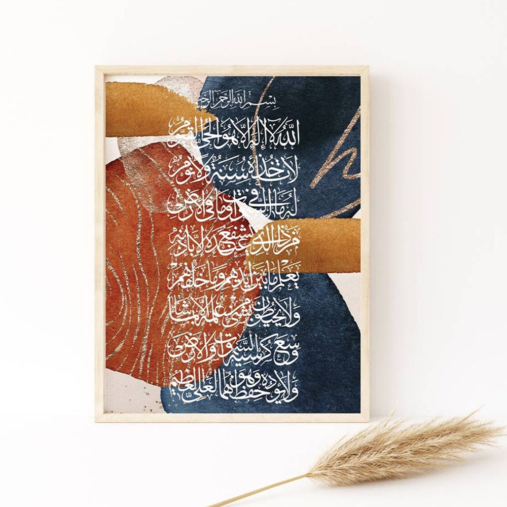 Poster mit islamischer Kalligraphie und abstrakten Formen in Gold, ideal für Wohnzimmer oder Schlafzimmer von justgoodmood