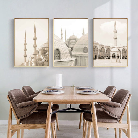 Elegante Esszimmerdekoration mit islamischen Architekturpostern von Justgoodmood. Drei Kunstwerke, die harmonisch an einer Wand hängen und eine einladende Atmosphäre schaffen.