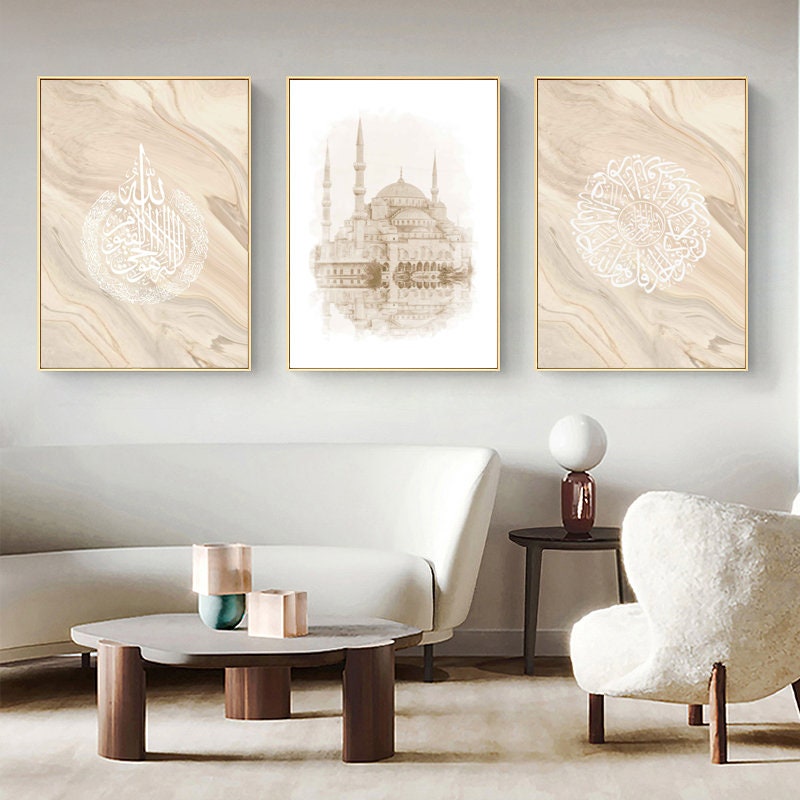 Stilvolles Wohnzimmer mit islamischen Architekturpostern von Justgoodmood. Drei Kunstwerke in sanften Farben, die künstlerischen Flair und kulturelles Erbe in jeden Raum bringen.