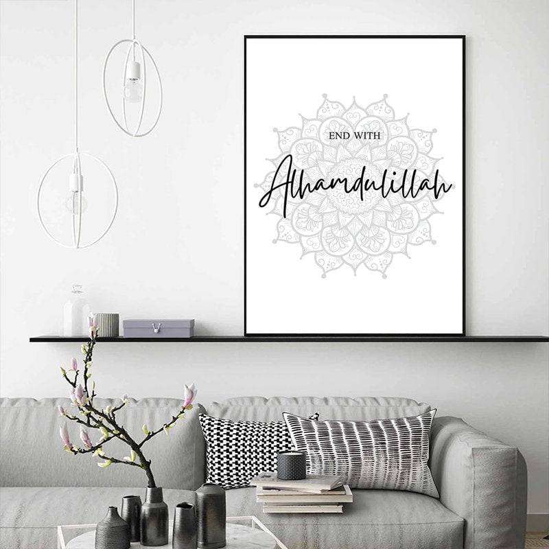 Schlichtes und modernes Poster mit islamischem Design über einem Sofa, erhältlich bei justgoodmood, Poster Islamische Architektur I Wandbilder Wohnzimmer & Schlafzimmer I Deko Print Bilder I ohne Rahmen.