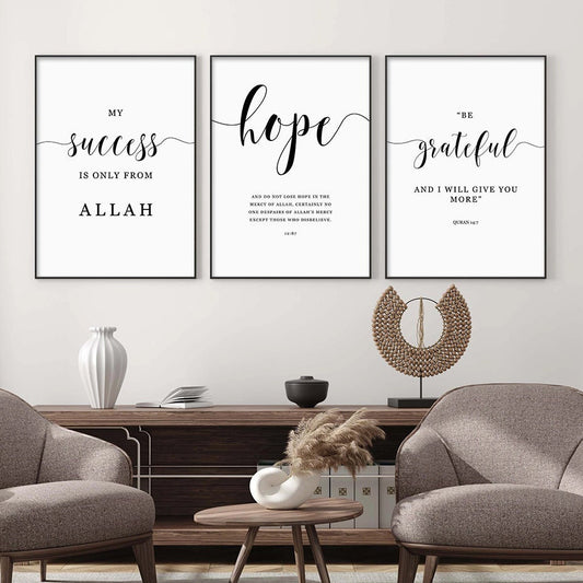 Inspirierende Wandbilder für Wohnzimmer und Schlafzimmer von justgoodmood mit den Worten Erfolg, Hoffnung und Dankbarkeit, die positive Energie und Motivation ausstrahlen.
