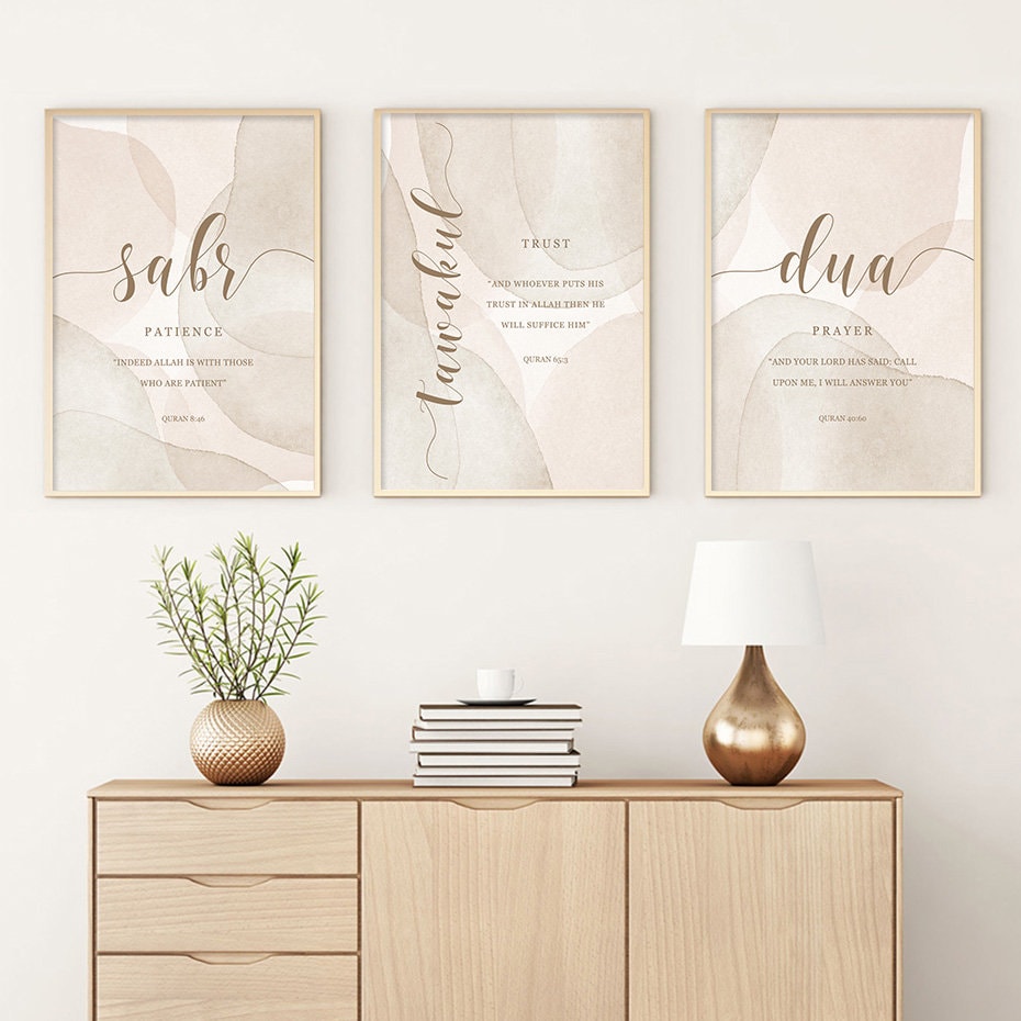 Elegantes Wandbild von justgoodmood mit den Worten "trust, tawakul, dua und Gebet" in sanften Farben. Ideal zur Dekoration im Wohnbereich und fördert eine positive Raumatmosphäre.
