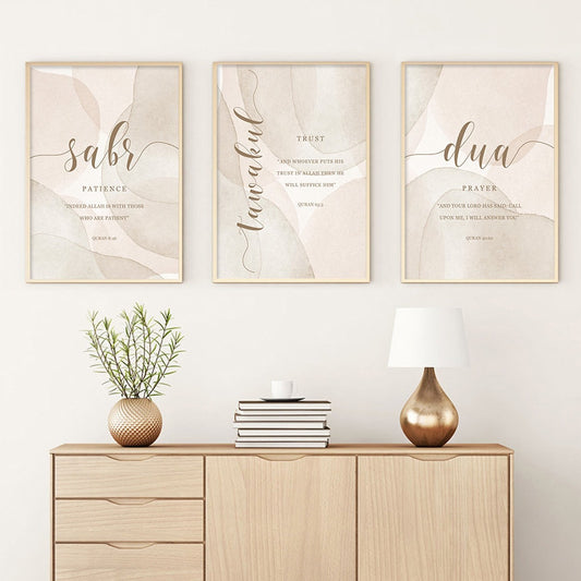 Elegantes Wandbild von justgoodmood mit den Worten "trust, tawakul, dua und Gebet" in sanften Farben. Ideal zur Dekoration im Wohnbereich und fördert eine positive Raumatmosphäre.