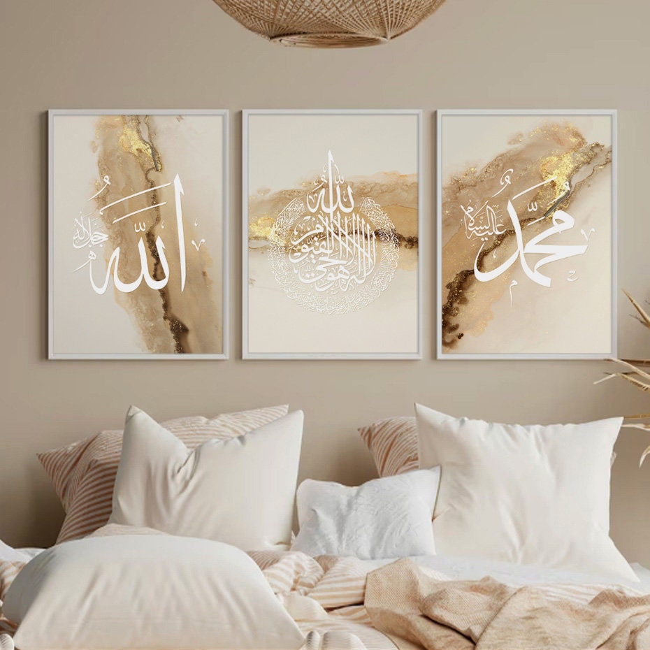 Poster Arabische Kalligraphie Gold von justgoodmood, drei elegante Wandbilder mit kalligraphischen Motiven ‘Allah’, ‘Muhammad’ und arabischer Schrift auf einem stilvollen, marmorierten Hintergrund, ideal für Wohnzimmer und Schlafzimmer.
