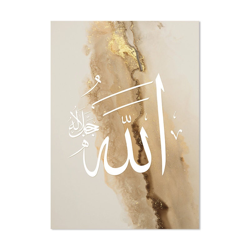 Poster Arabische Kalligraphie Gold von justgoodmood, zeigt kunstvolle arabische Schrift auf elegantem Hintergrund, ideal für Wohnzimmer und Schlafzimmer.