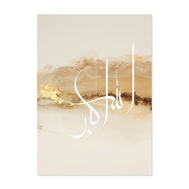 Schickes Poster Arabische Kalligraphie Gold von justgoodmood. Faszination und Eleganz in einem, ideal als Geschenk oder zur eigenen Raumgestaltung.