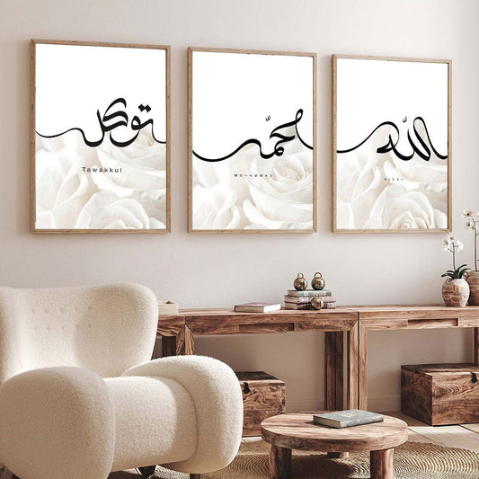 Stylische Wandbilder mit islamischer Kalligraphie, die das Wort 'Tawakkul' (Vertrauen) zeigt, umrahmt von weißen Rosen, perfekt für Wohnzimmer und Schlafzimmer. Poster von justgoodmood.