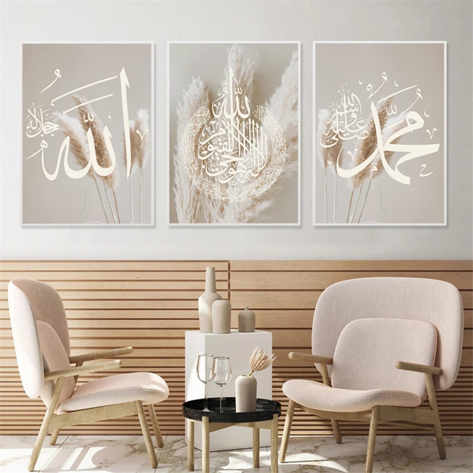 Wandbilder mit islamischer Kalligraphie und Pampass Gras in hellen Farben, ideal für Wohnzimmer und Schlafzimmer. Deko Print von justgoodmood, Poster Pampass Gras Islamische Kalligraphie.