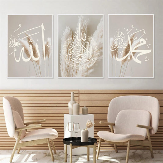 Wandbilder mit islamischer Kalligraphie und Pampass Gras in hellen Farben, ideal für Wohnzimmer und Schlafzimmer. Deko Print von justgoodmood, Poster Pampass Gras Islamische Kalligraphie.