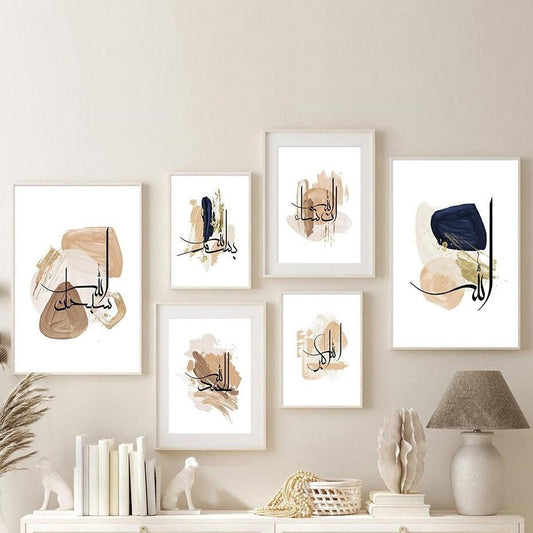 Elegante Wandbilder mit islamischer Kalligraphie von justgoodmood. Ideal für das Wohnzimmer und Schlafzimmer, diese Deko Print Bilder bringen Harmonie in Ihr Zuhause.