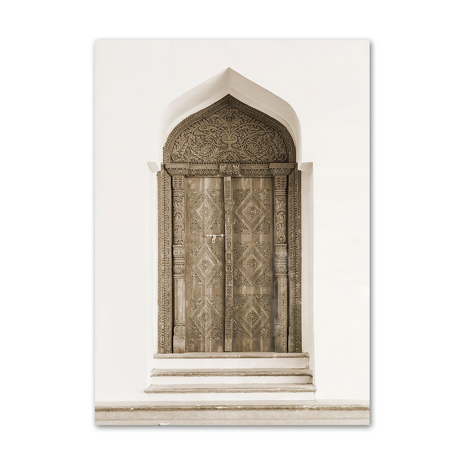Elegantes Poster einer kunstvollen Tür mit detaillierter Verzierung, perfekt für jedes Zuhause. Entdecken Sie diese Wanddekoration bei justgoodmood.