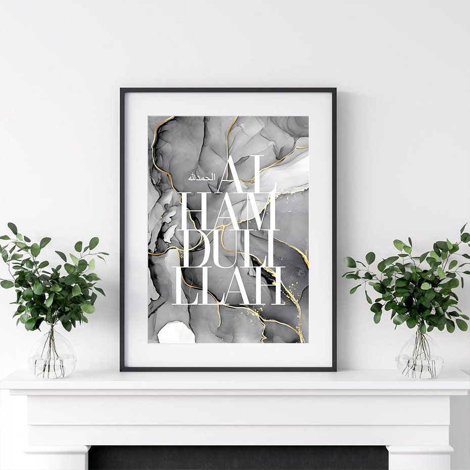 Stilvolles Poster "Bismillah Alhamdulillah" von Justgoodmood, ideal für die Wandgestaltung im Wohnzimmer oder Schlafzimmer, mit elegantem grauem Design und goldenen Akzenten.