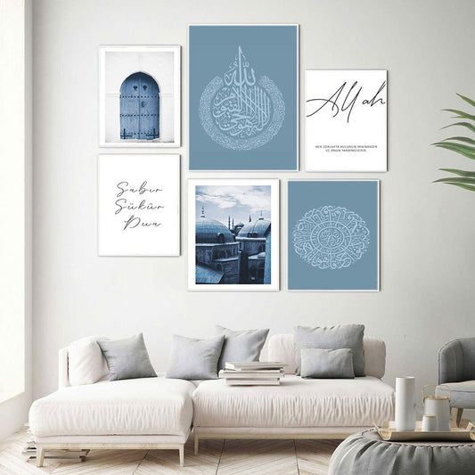 Ein stilvolles Wandbild-Arrangement mit islamischen Motiven und Calligraphie, ideal für Wohnzimmer und Schlafzimmer. Poster Istanbul Sultan Ahmet Moschee von justgoodmood.