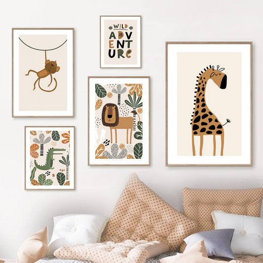 Bunte Wandbilder für Kinderzimmer von justgoodmood: Poster mit einer spielerischen Darstellung von Affe, Löwe, Giraffe, und Dschungelmotiven aus der Kollektion "Safari Abenteuer Löwe Giraffe".