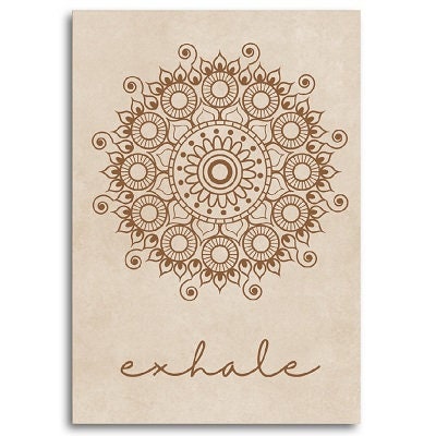 Kreatives Poster "Yoga Einatmen Ausatmen Mandala" von justgoodmood, das ein Mandala mit dem Wort 'Exhale' zeigt, perfekt für Yoga-Enthusiasten und zur Förderung der Entspannung.