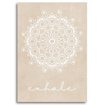 Elegantes Poster "Yoga Einatmen Ausatmen Mandala" von justgoodmood, das ein Mandala mit dem Wort 'Exhale' in einer beruhigenden Farbgestaltung zeigt, perfekt für Ihr Schlafzimmer oder Wohnzimmer.