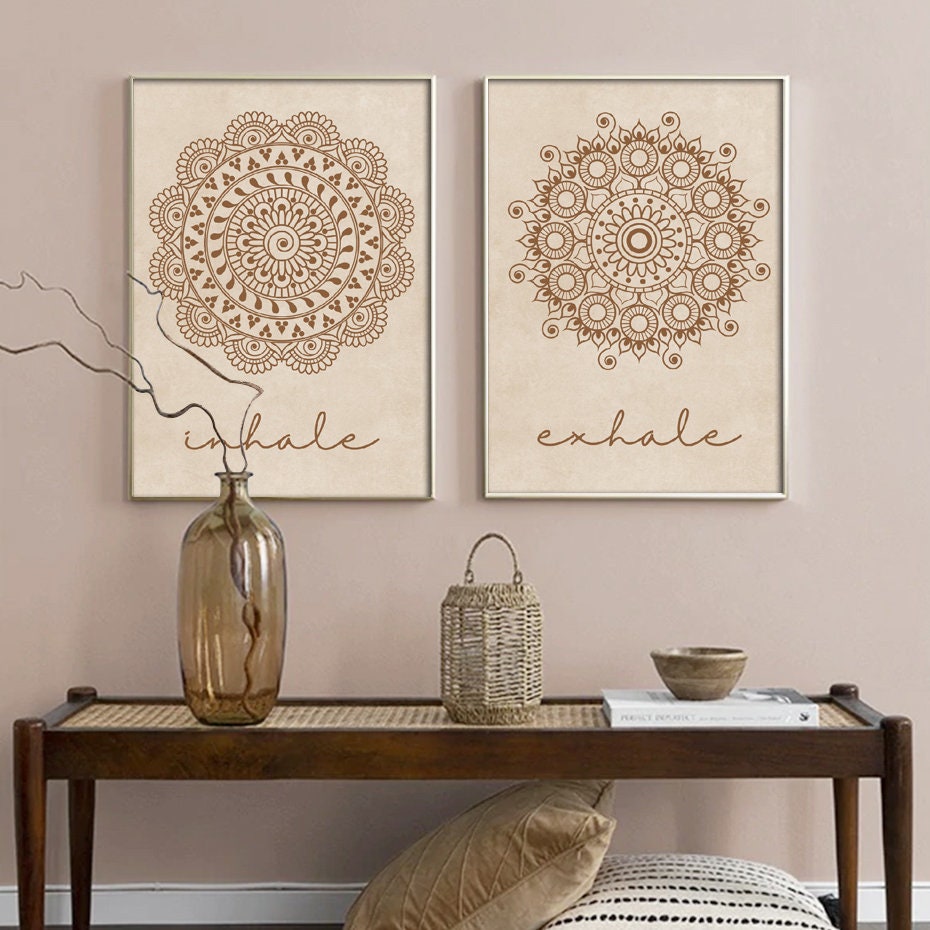 Wunderschönes Mandala Poster "Yoga Einatmen Ausatmen" von justgoodmood, bietet eine beruhigende Wanddekoration für jedes Zuhause, zeigt die Worte "inhale" und "exhale" in einem harmonischen Design.