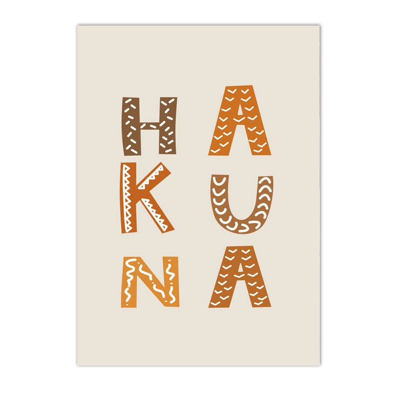 Stylisher Kunstdruck mit dem Wort 'HAKUNA' in dekorativen Buchstaben, perfekte Wandkunst für Kinderzimmer von justgoodmood, Poster Kinderzimmer Hakuna Matata Löwe.