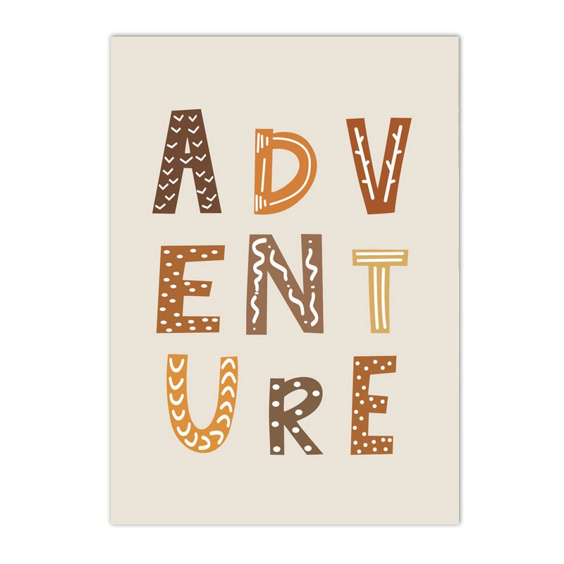 Buntes Poster mit dem Wort 'ADVENTURE' in verschiedenen Schriftarten und Farben, ideal für die kreative Wanddekoration im Kinderzimmer. Perfekte Ergänzung zu Ihrem Kinderzimmer mit dem Hakuna Matata Löwe Poster von justgoodmood.