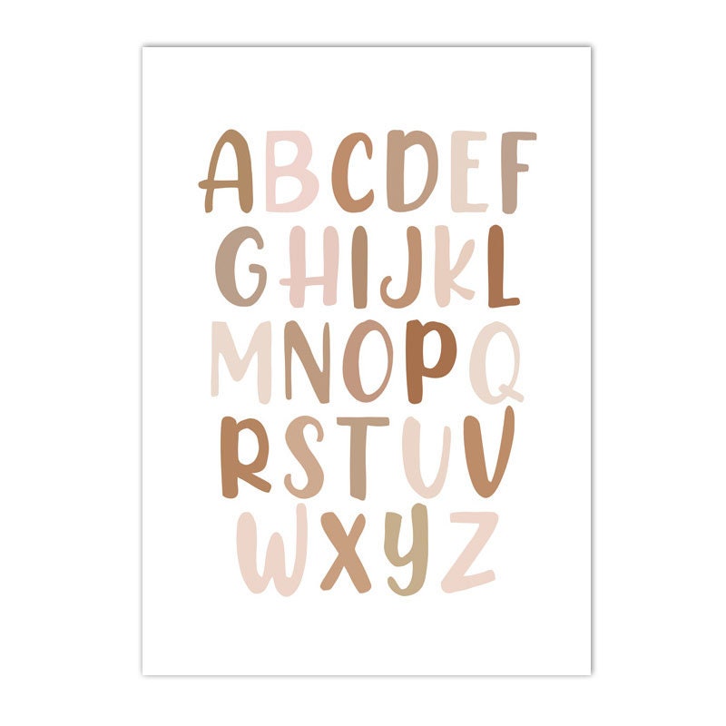 Stylisches Alphabet Poster von justgoodmood für das Kinderzimmer, das die Buchstaben in einem charmanten, modernen Design präsentiert.