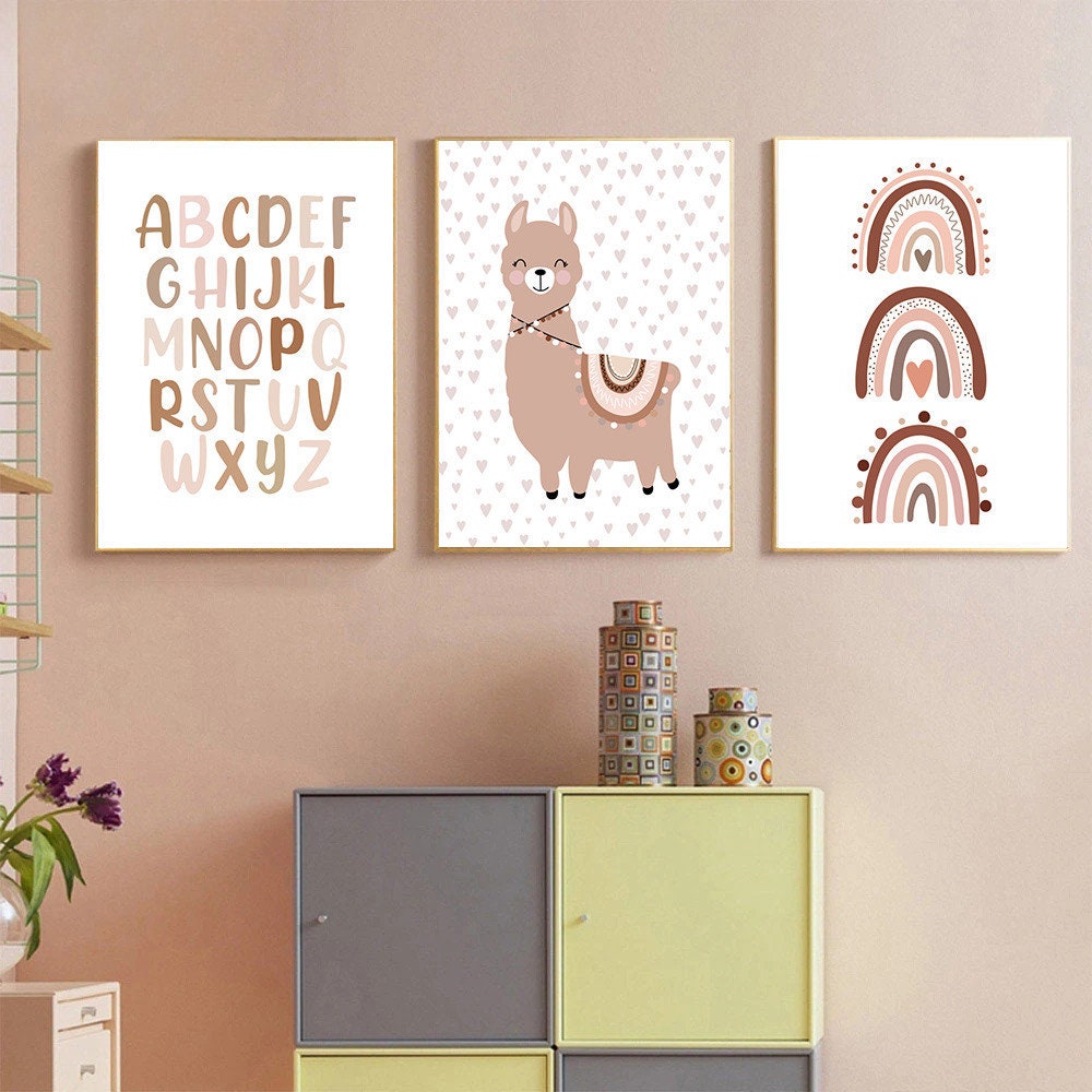 Fröhliches Boho Poster mit Alphabet und Lama von justgoodmood, perfekt für die Wanddekoration im Kinderzimmer und zur Förderung der Kreativität.