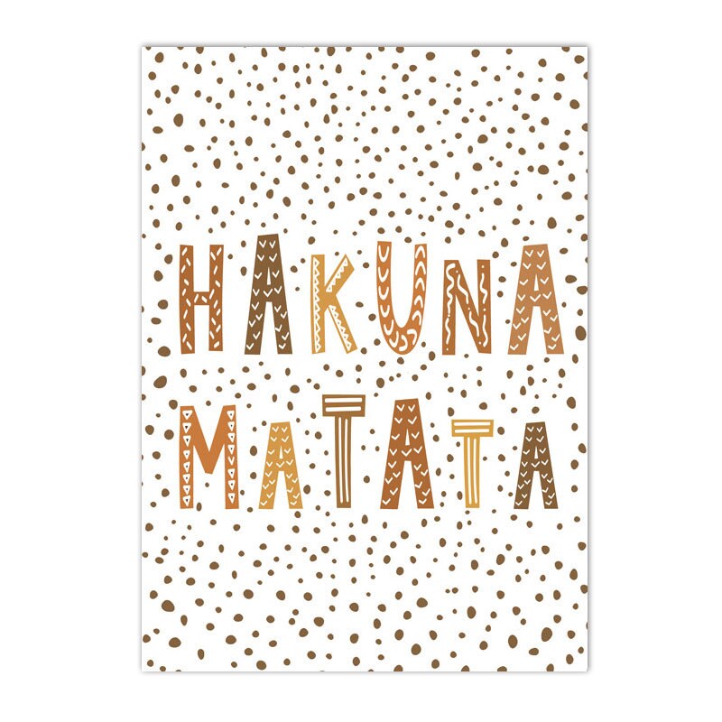 Lebhaftes Poster von justgoodmood mit dem Motto 'HAKUNA MATATA' in einzigartigen Buchstaben auf gepunktetem Hintergrund, ideal als Kinderzimmer Wanddekoration. Hakuna Matata Löwe Tiger Design.