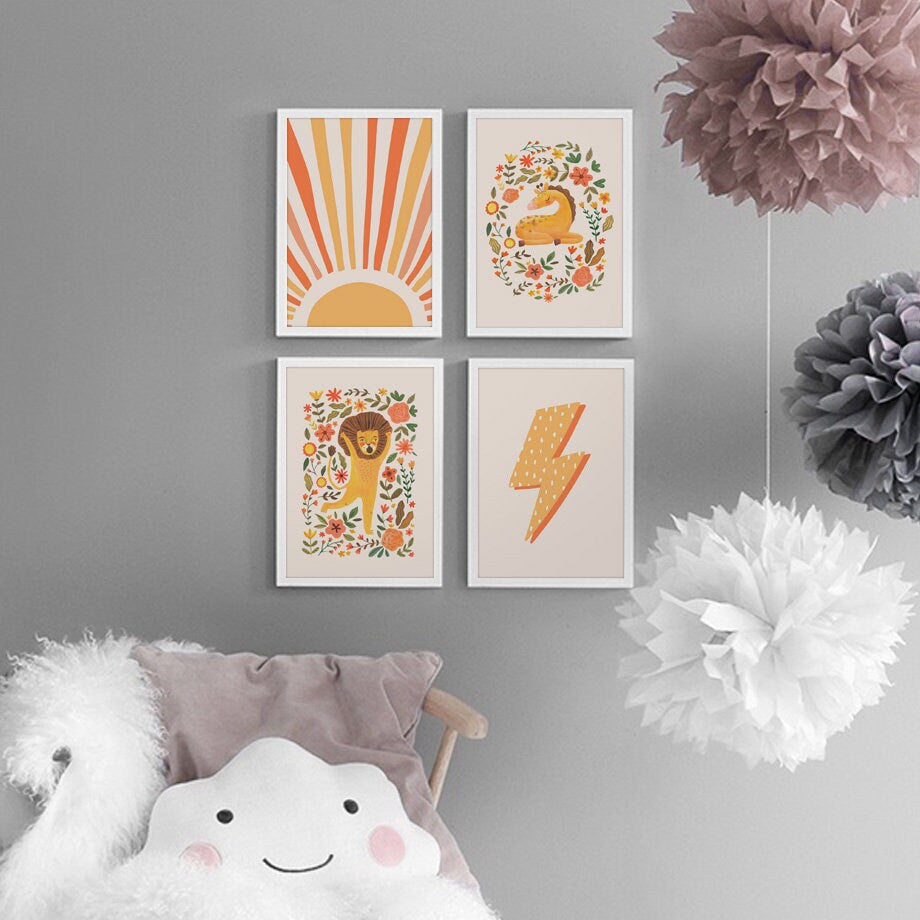 Stylische Wandarrangement mit dem Poster 'Löwe Sonne Blitz Zitat' von justgoodmood. Kinderzimmer Dekoration, die Freude und Kreativität in den Raum bringt.