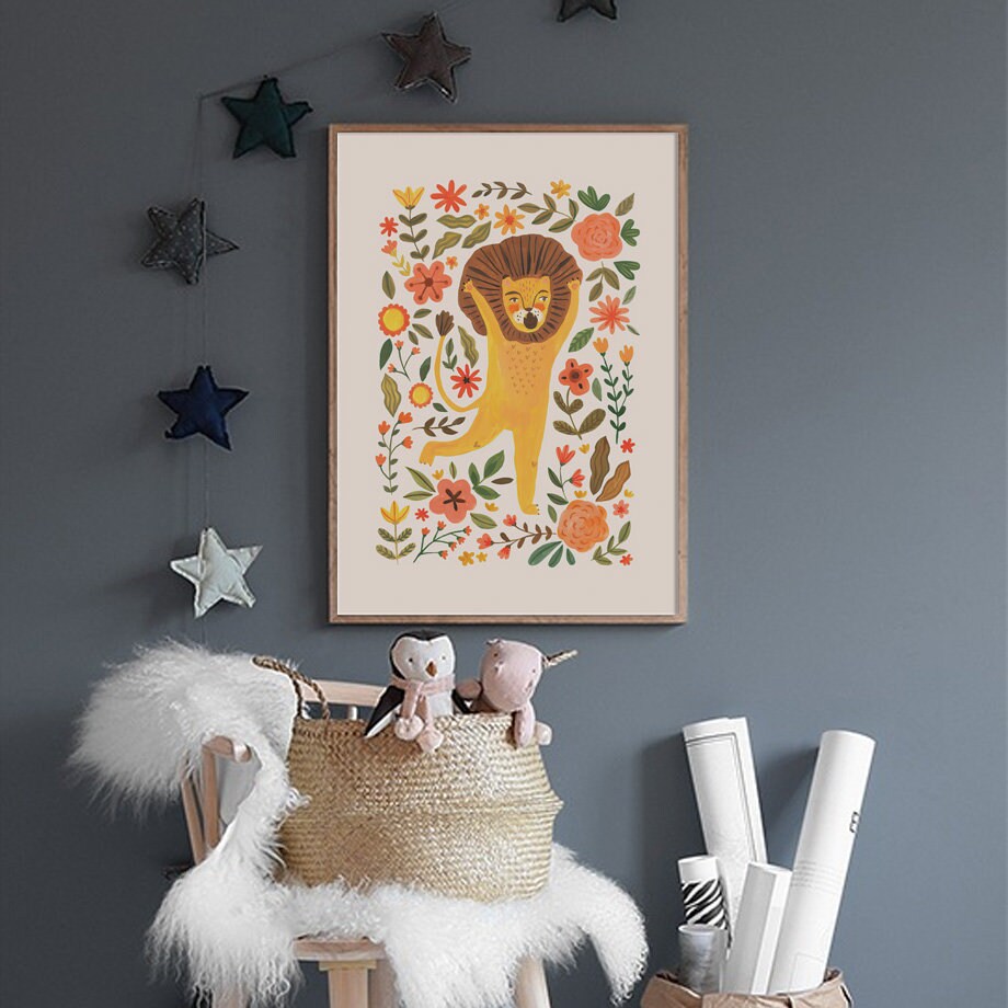 Schönes Kinderzimmer mit dem Poster 'Löwe Sonne Blitz Zitat' von justgoodmood. Fröhlicher Löwe umgeben von floralen Motiven und niedlichen Kuscheltieren in harmonischer Einrichtung.