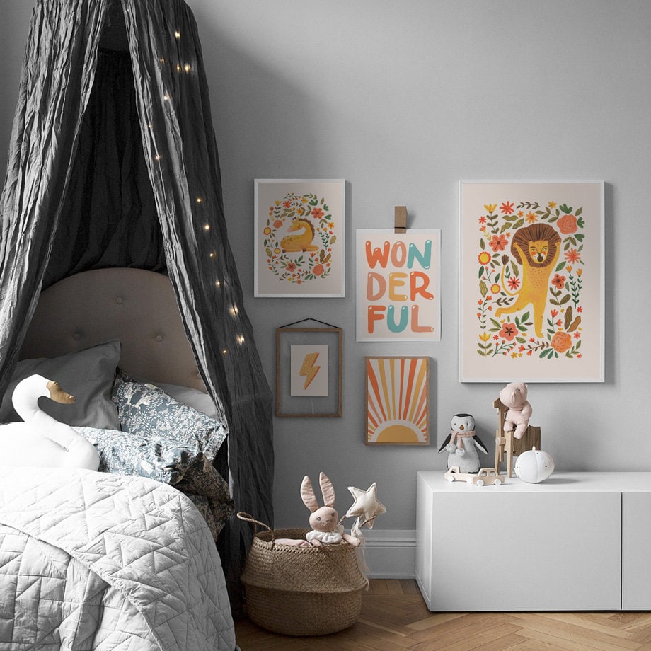 Bezauberndes Kinderzimmer mit dem Poster 'Löwe Sonne Blitz Zitat' von justgoodmood als Wanddeko. Ein fröhlicher Löwe umgeben von bunten Blumen und einer gemütlichen Leseecke.