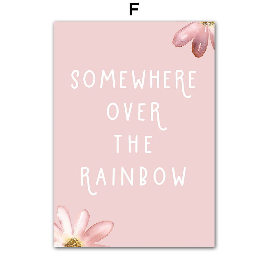 Schönes Poster mit der Aufschrift 'SOMEWHERE OVER THE RAINBOW' und floralen Akzenten. Eine tolle Deko-Idee für das Kinderzimmer von justgoodmood, ideal zum Personalisieren.