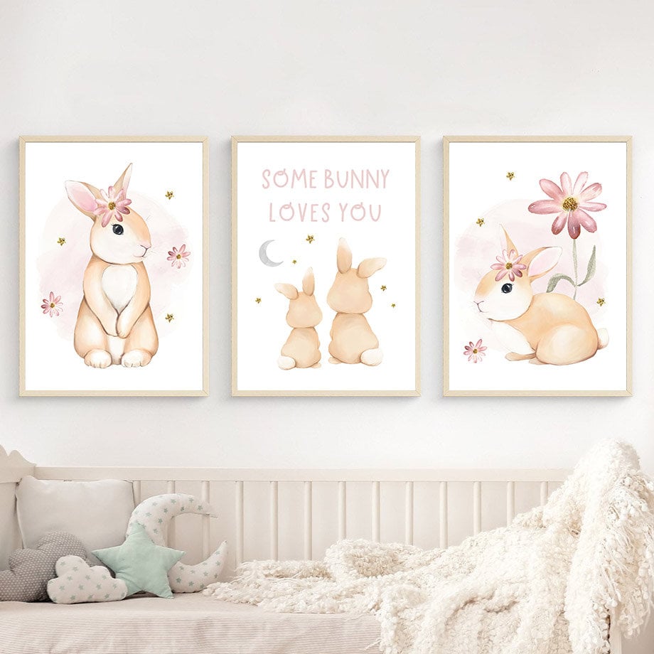 Hübsches Kinderzimmer Poster mit Hasenmotiven und dem Spruch 'Some Bunny Loves You', in Rosa, entworfen von justgoodmood, für eine süße Atmosphäre.