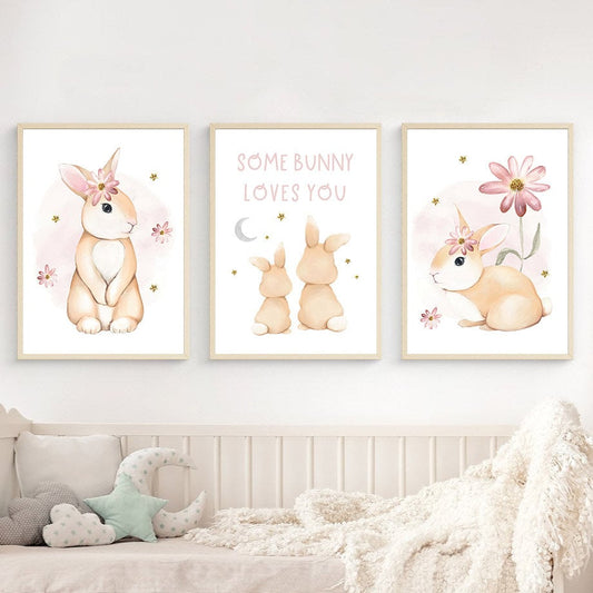 Hübsches Kinderzimmer Poster mit Hasenmotiven und dem Spruch 'Some Bunny Loves You', in Rosa, entworfen von justgoodmood, für eine süße Atmosphäre.