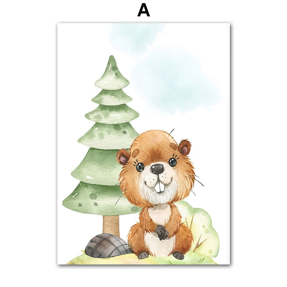 Niedliches Poster eines lächelnden Bären neben einem Tannenbaum, perfekt für die Kinderzimmereinrichtung von justgoodmood.