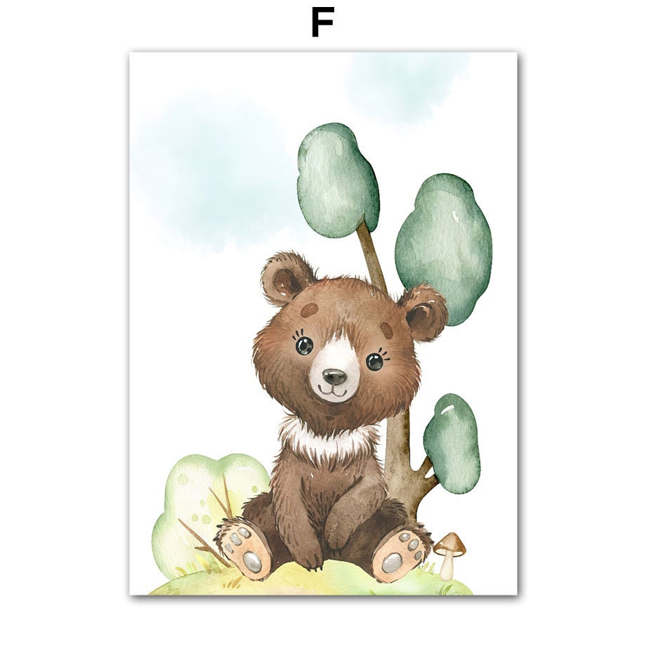 Verspielter Bär sitzt kontrastreich in einer berauschenden Waldlandschaft, geeignet für Kinderzimmer-Dekoration. Kunstwerk von justgoodmood, Titel: Poster Kinderzimmer Waldtiere Bäume.