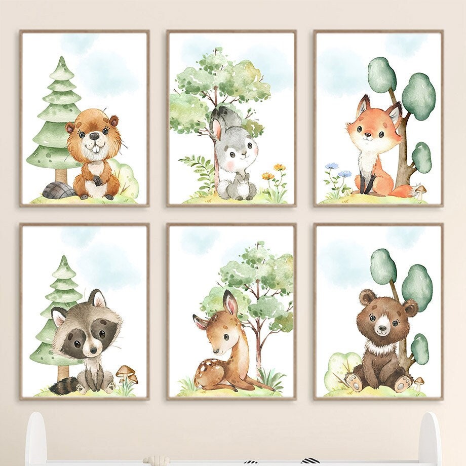 Fantasievolles Poster mit bunten Waldtieren wie einem Biber, einem Kaninchen, einem Fuchs, einem Waschbären, einem Reh und einem Bären, ideal für die Wanddeko im Kinderzimmer. Poster Kinderzimmer Waldtiere Bäume I Kinderzimmer Bilder I Wand Deko I Kunst Druck I Deko Print I ohne Rahmen von justgoodmood.