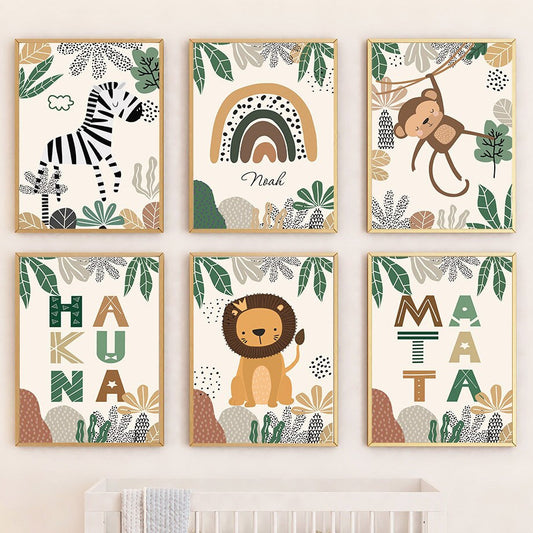 Buntes Dschungelposter für Kinderzimmer von justgoodmood, das Illustrationen von Tieren wie Löwen, Tigern und einem Affen zeigt, ergänzt mit dem fröhlichen Motto 'Hakuna Matata'.