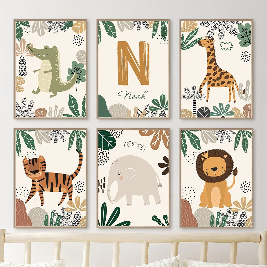 Fröhliches Poster-Set für das Kinderzimmer mit Dschungeltieren wie einem Krokodil, einer Giraffe, einem Tiger, einem Elefanten und einem Löwen. 'Hakuna Matata Löwe Tiger I Kinderzimmer Bilder' von justgoodmood.