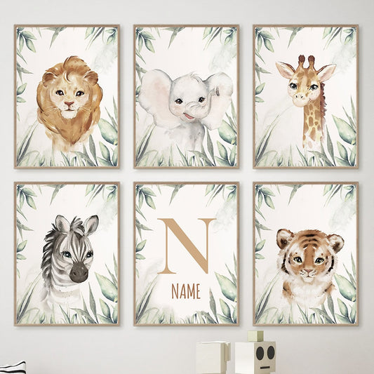 Fröhliche Tierbilder für Kinderzimmer: personalisiertes Dschungel Tiere Poster von JustGoodMood, das lebendige Tiere zeigt und den Namen des Kindes beinhaltet.