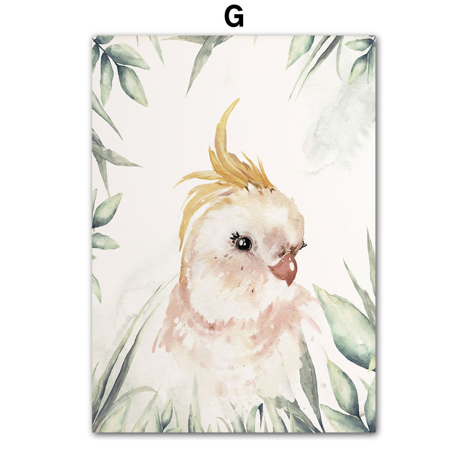 Charmantes Vogelmotiv mit buntem Gefieder und Dschungelpflanzen im Hintergrund, ideales Poster für Kinderzimmer, personalisiert von justgoodmood, für liebevolle Wandgestaltung.