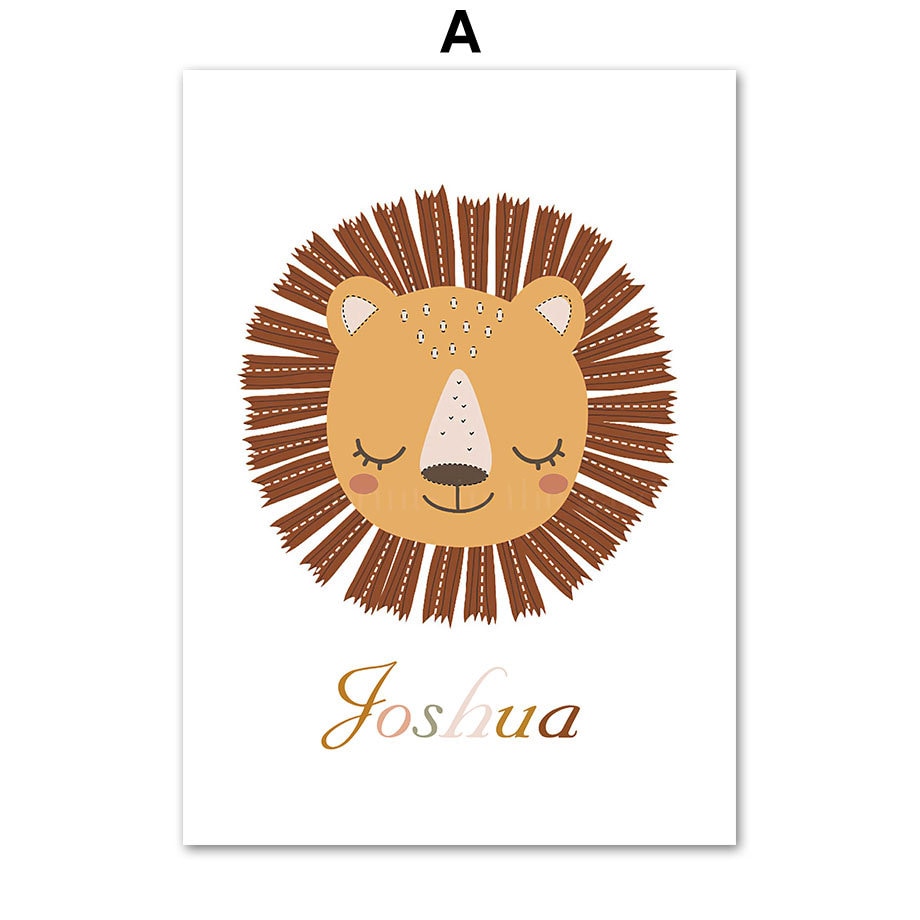 Niedliches Poster eines Löwen mit dem Namen Joshua, entworfen von justgoodmood, das zur Kinderzimmer Wanddeko "Wald Berge Abenteuer" passt.