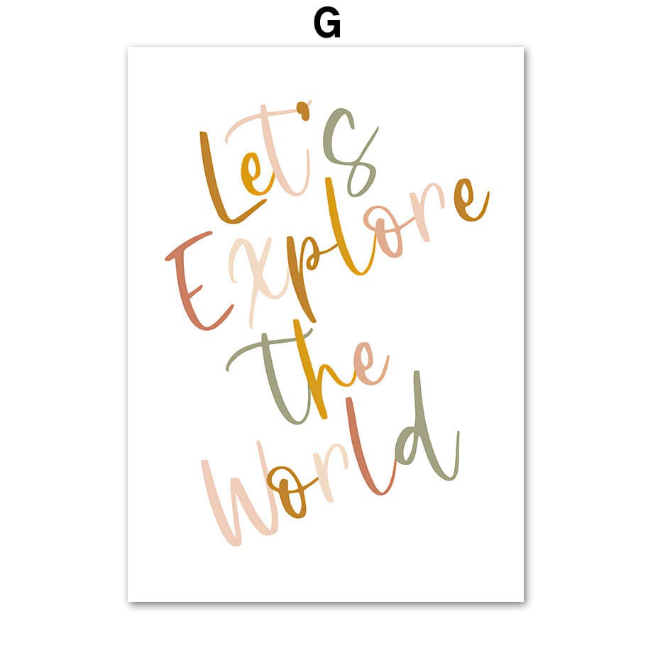 Inspirierendes Poster mit dem Spruch 'Let's Explore the World', ideal für das Kinderzimmer von justgoodmood - Poster Kinderzimmer Wald Berge Abenteuer I Name Personalisiert.