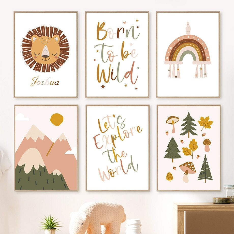 Fröhliche Kinderzimmer Wanddekoration mit sechs Bilderrahmen, die Kunstwerke von justgoodmood zeigen: ein niedlicher Löwe, ein Regenbogen, ein inspirierender Spruch und eine erlebnisreiche Naturdarstellung, die das Poster "Wald Berge Abenteuer" ergänzt.