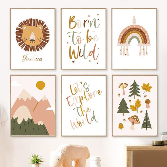 Fröhliche Kinderzimmer Wanddekoration mit sechs Bilderrahmen, die Kunstwerke von justgoodmood zeigen: ein niedlicher Löwe, ein Regenbogen, ein inspirierender Spruch und eine erlebnisreiche Naturdarstellung, die das Poster "Wald Berge Abenteuer" ergänzt.