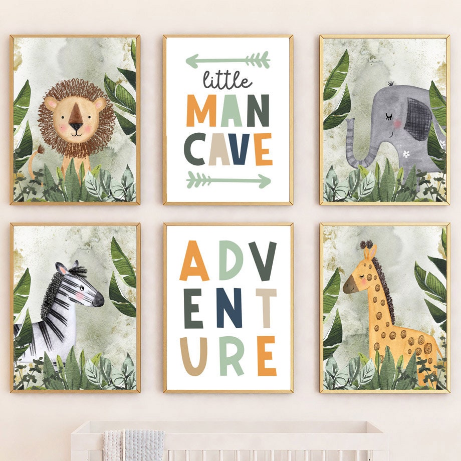 Fröhliches Dschungel Poster für Kinderzimmer von justgoodmood, das lebendige Tiere wie einen Löwen und einen Elefanten zeigt, perfekt als Wanddeko für Abenteuer und Kreativität.