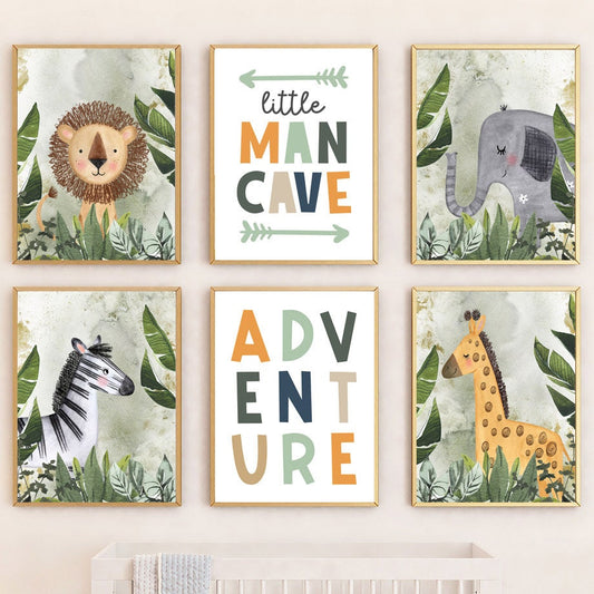 Fröhliches Dschungel Poster für Kinderzimmer von justgoodmood, das lebendige Tiere wie einen Löwen und einen Elefanten zeigt, perfekt als Wanddeko für Abenteuer und Kreativität.