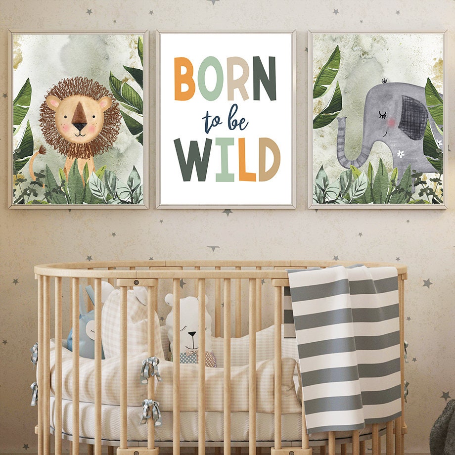 Niedliches Wandbild von justgoodmood mit dem Schriftzug 'Born to be Wild' und Dschungel-Tieren, perfekt für die inspirierende Dekoration im Kinderzimmer.