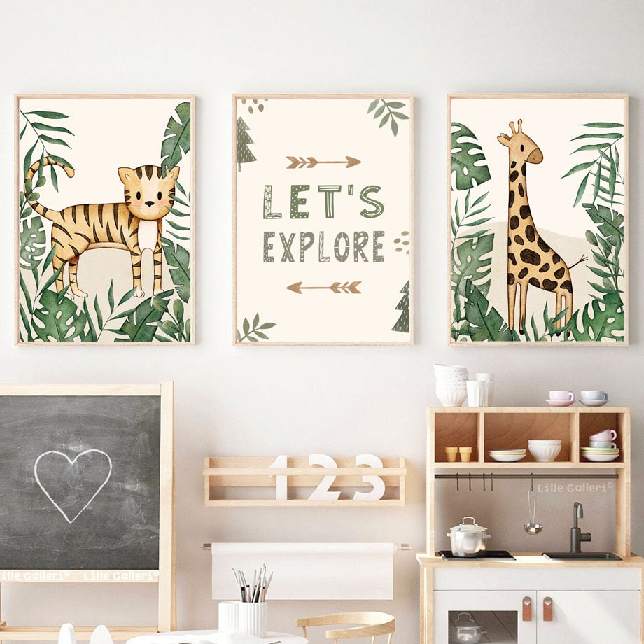 Fröhliche Dschungelkarte für Kinder von justgoodmood, zeigt eine Auswahl von Tierpostern, darunter ein Tiger und eine Giraffe, umgeben von grünen Blättern und inspirierenden Texten wie 'Let's Explore'.