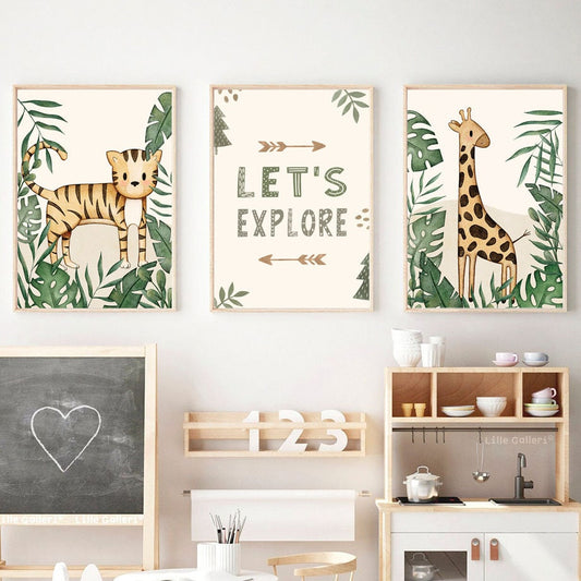 Fröhliche Dschungelkarte für Kinder von justgoodmood, zeigt eine Auswahl von Tierpostern, darunter ein Tiger und eine Giraffe, umgeben von grünen Blättern und inspirierenden Texten wie 'Let's Explore'.